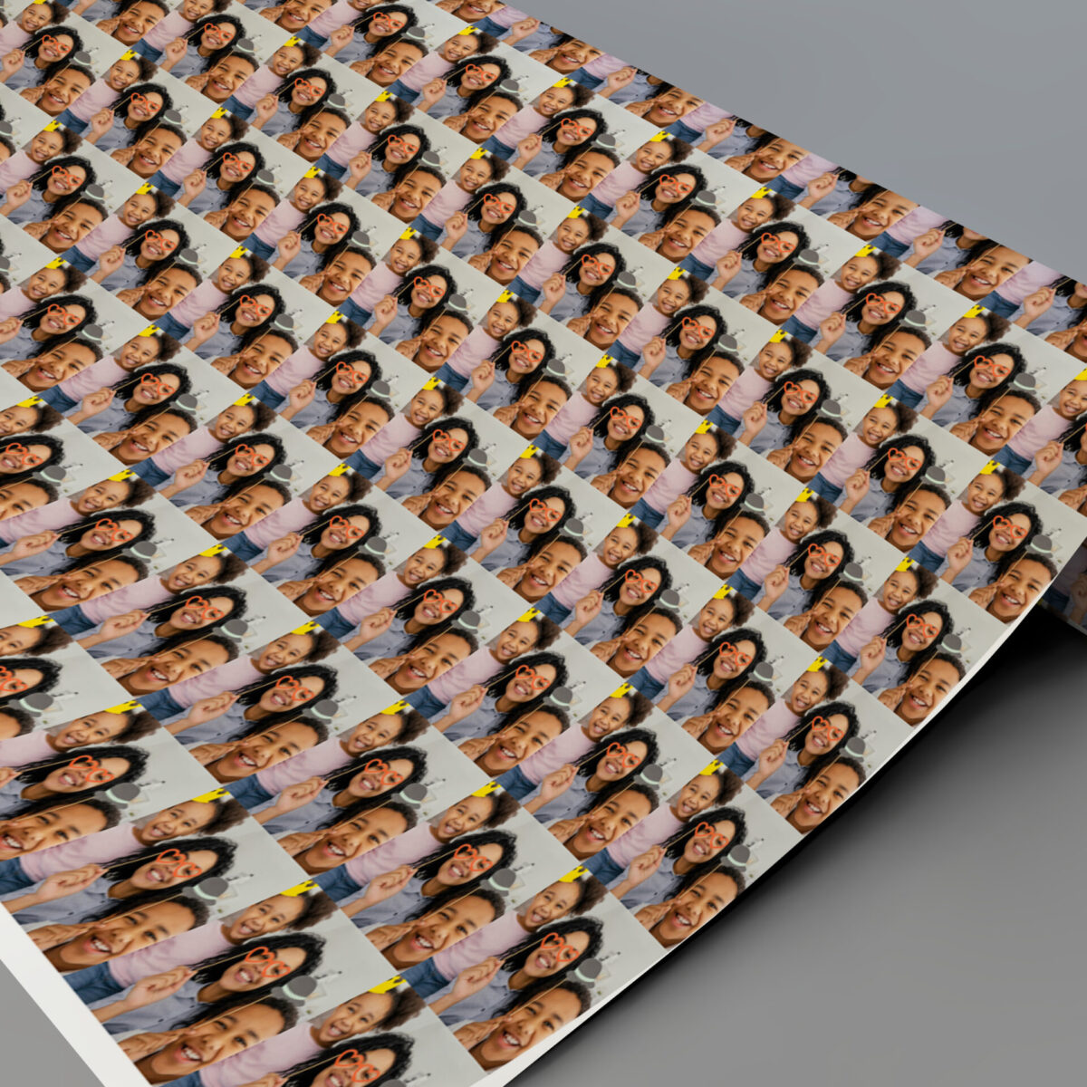 Gifting paper - selfie <br><em>Small tiled image or logo</em> - Image 4