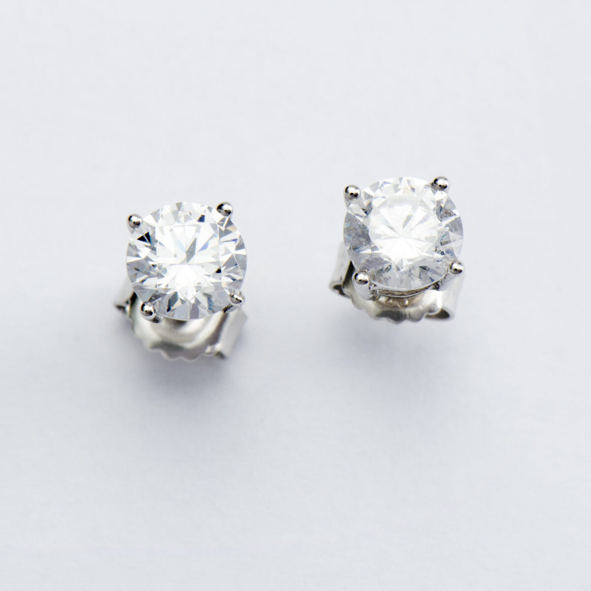 Earrings in customised box <br><em>solitaire stud silver</em>