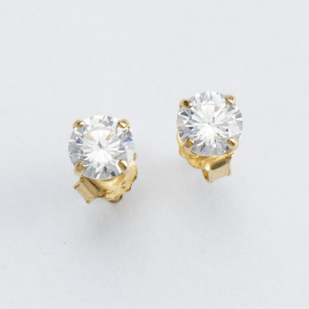 Earrings in customised box <br><em>solitaire stud gold</em>