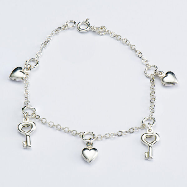 Charm bracelet in customised box <br><em>heart & key</em>